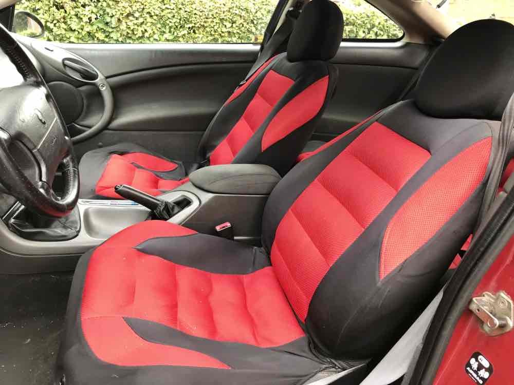 Rød Ford Cougar fra 1999