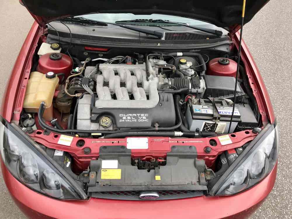 Rød Ford Cougar fra 1999