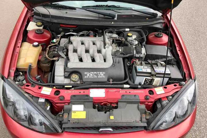 Rød Ford Cougar fra 1999