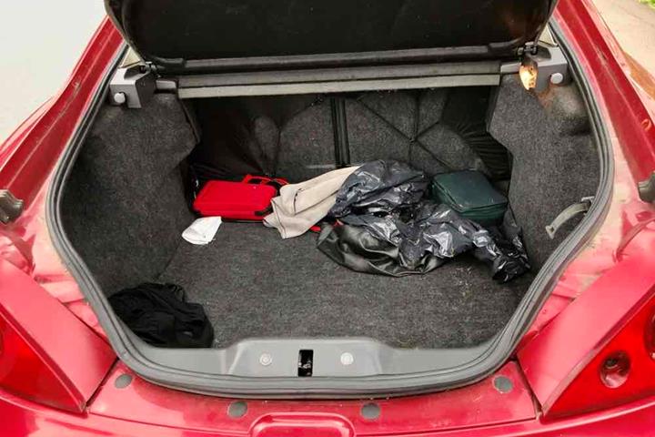 Rød Ford Cougar fra 1999