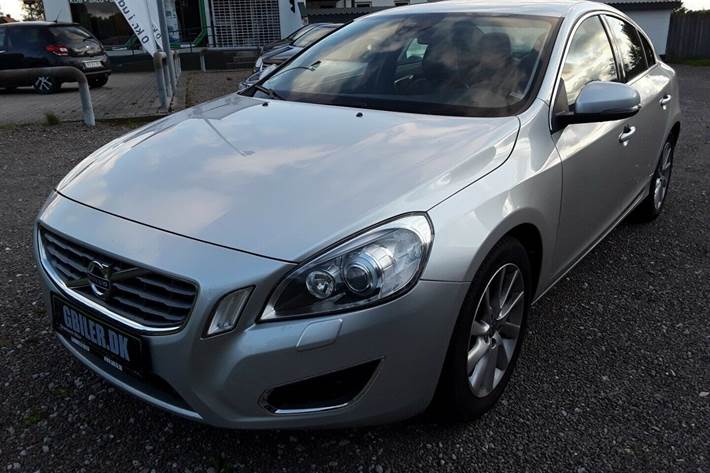 Grå Volvo S60 fra 2011