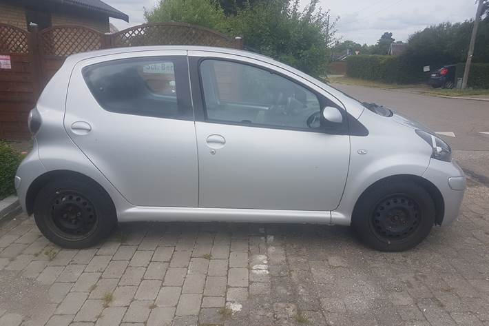 Grå Toyota Aygo fra 2011
