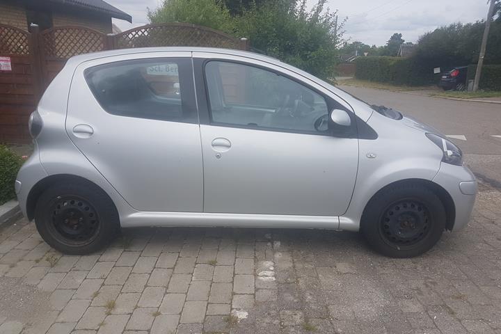 Grå Toyota Aygo fra 2011