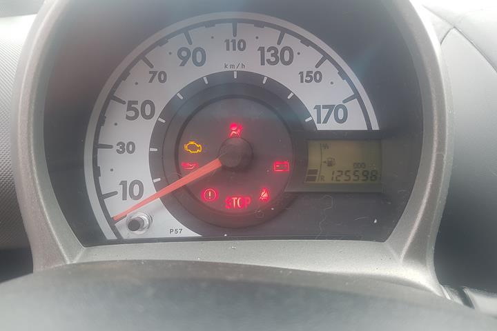 Grå Toyota Aygo fra 2011