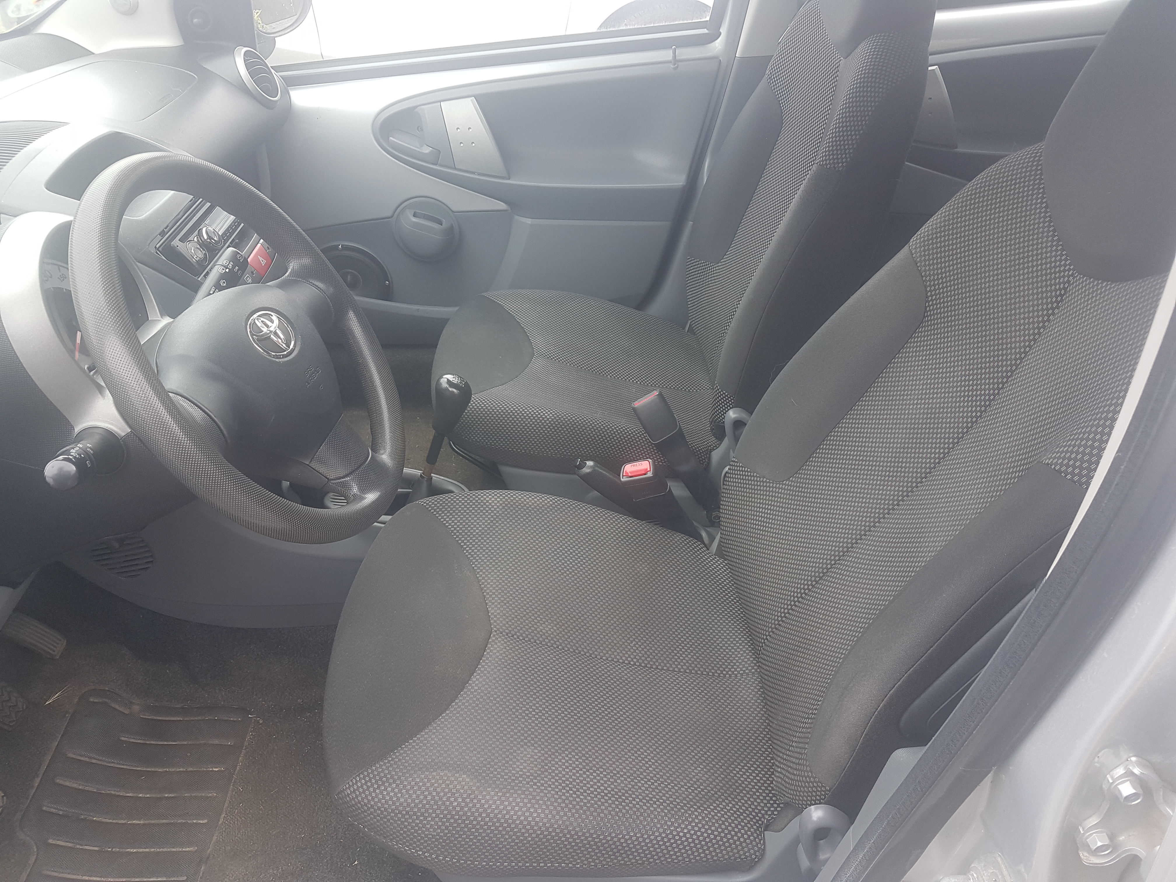 Grå Toyota Aygo fra 2011