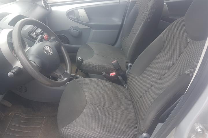 Grå Toyota Aygo fra 2011