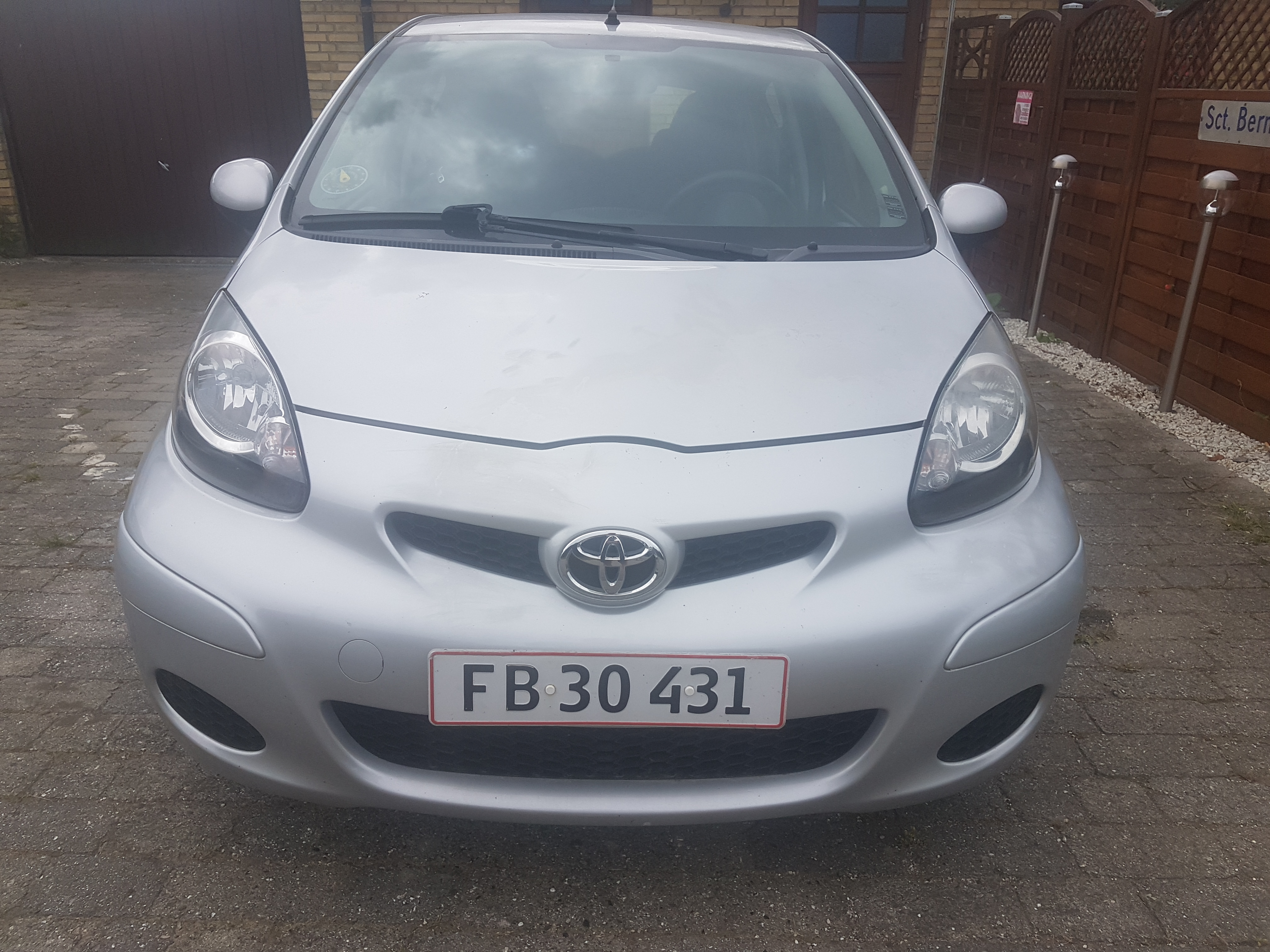 Grå Toyota Aygo fra 2011