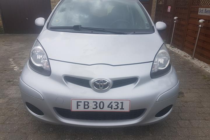 Grå Toyota Aygo fra 2011