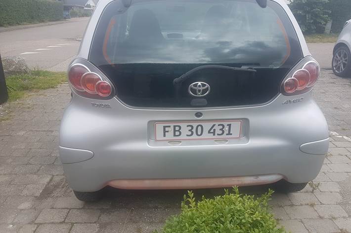 Grå Toyota Aygo fra 2011