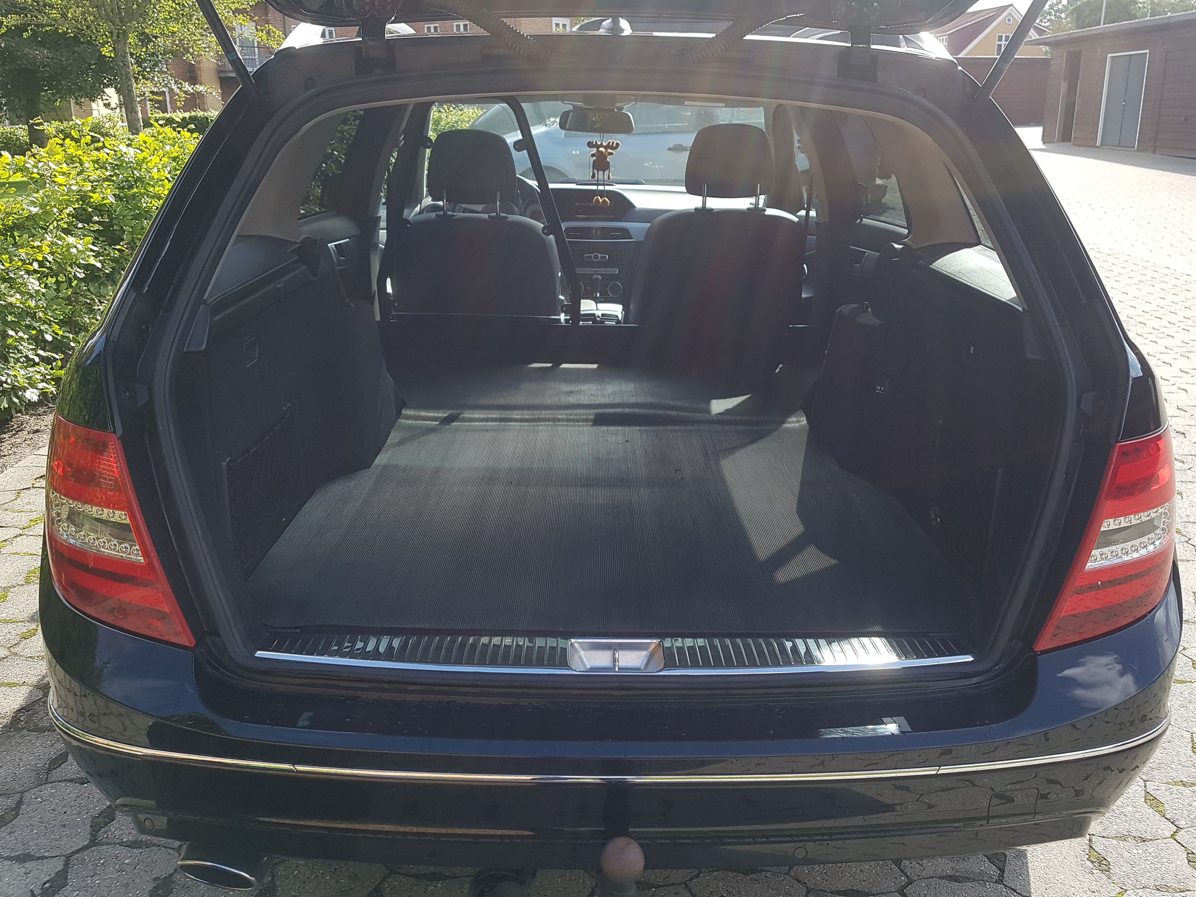 Sort Mercedes 220 fra 2013