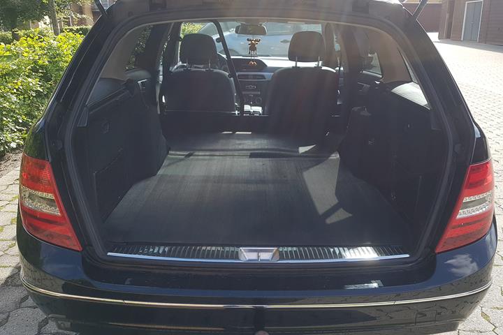 Sort Mercedes 220 fra 2013