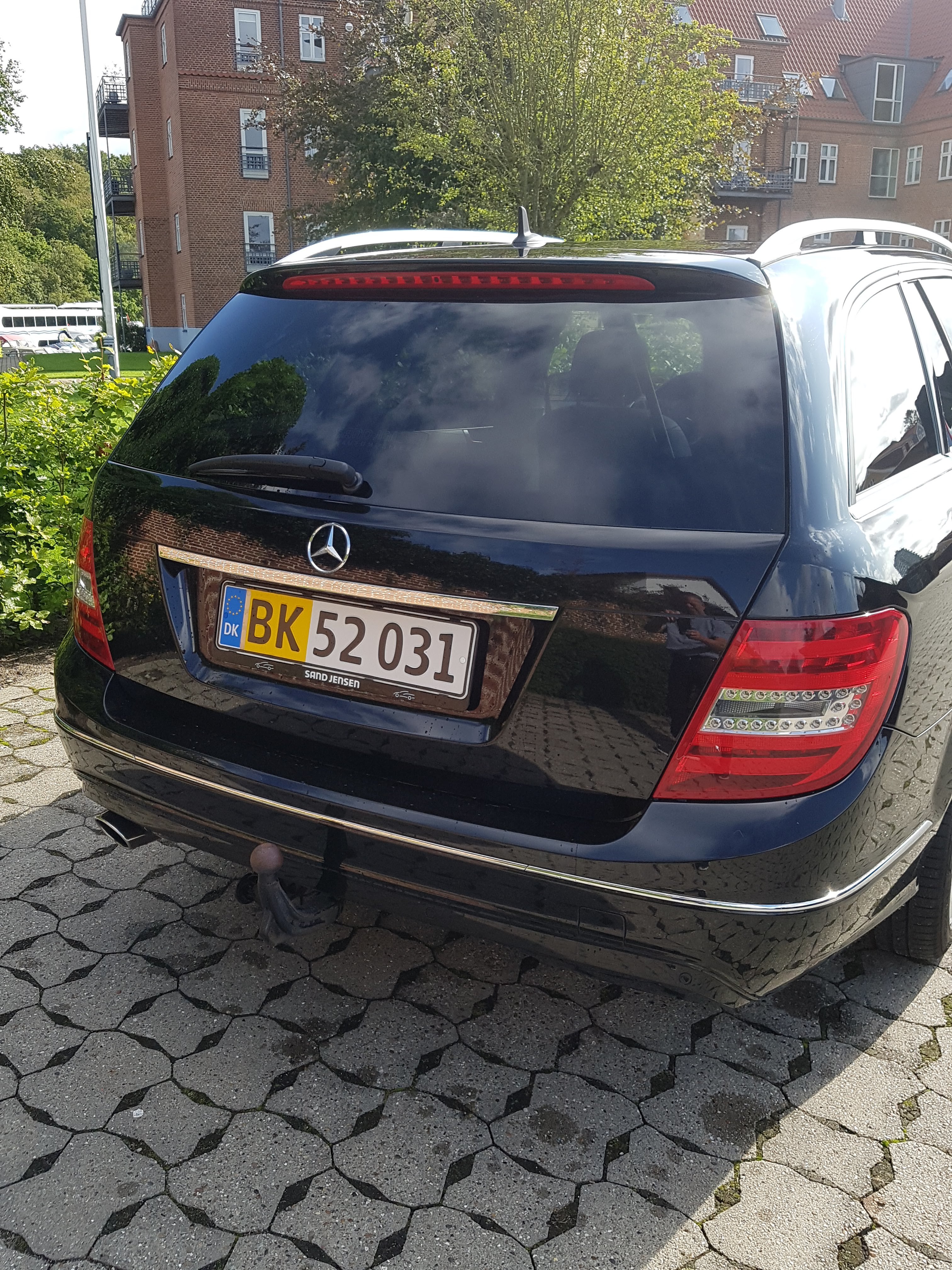 Sort Mercedes 220 fra 2013