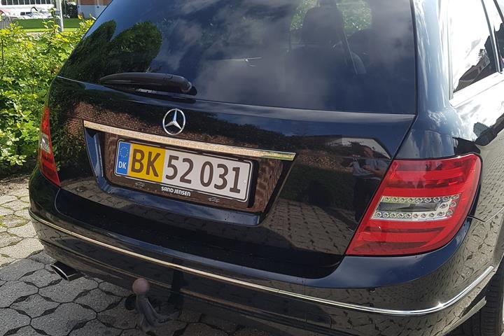 Sort Mercedes 220 fra 2013