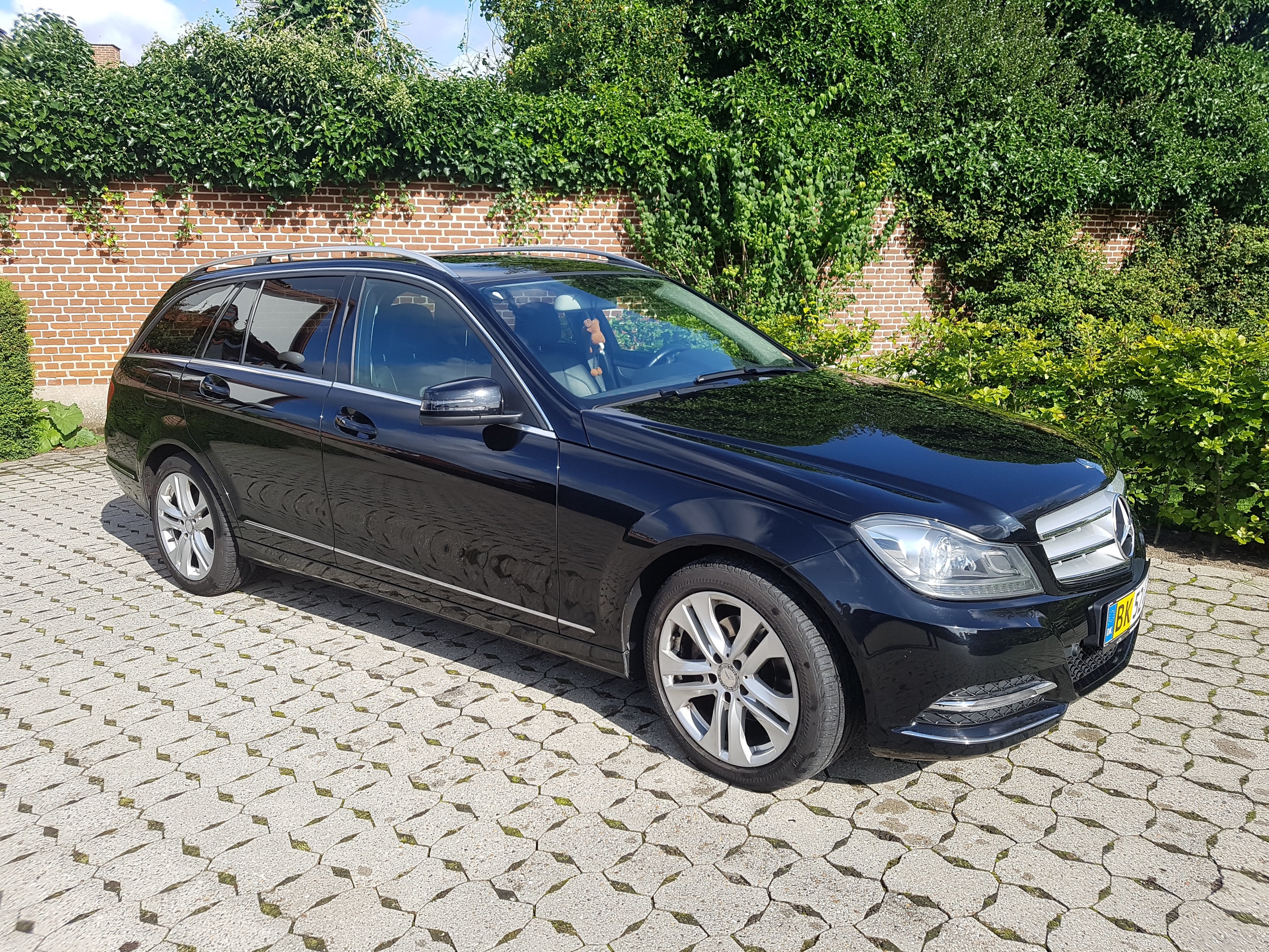 Sort Mercedes 220 fra 2013