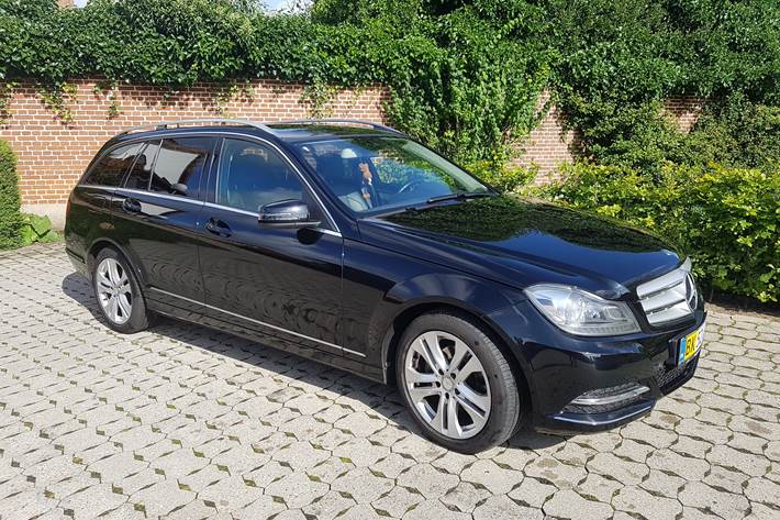 Sort Mercedes 220 fra 2013