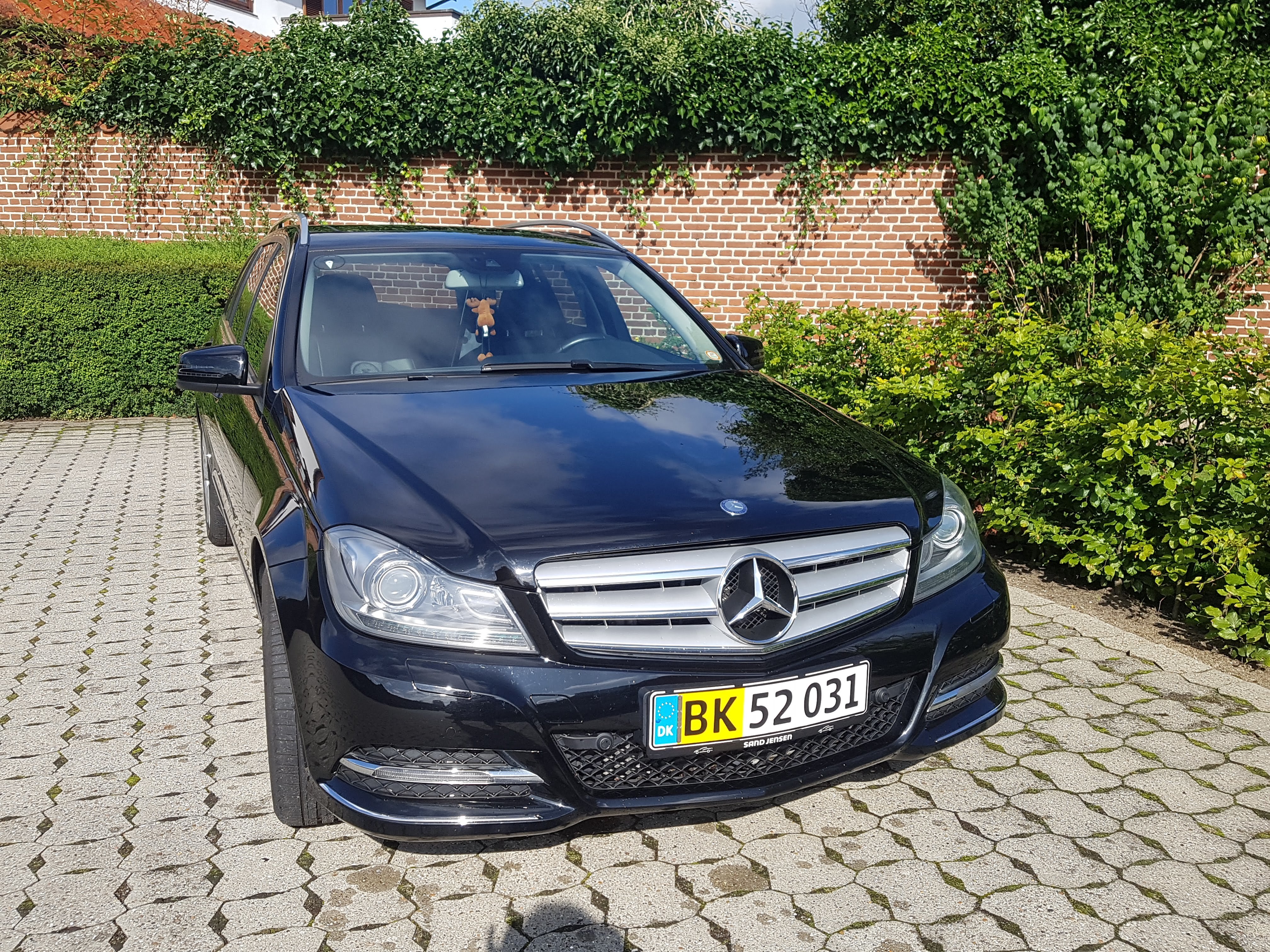 Sort Mercedes 220 fra 2013