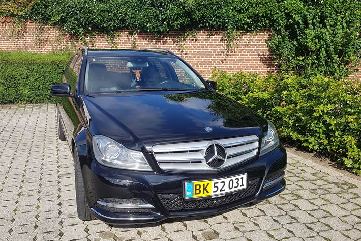 Sort Mercedes 220 fra 2013