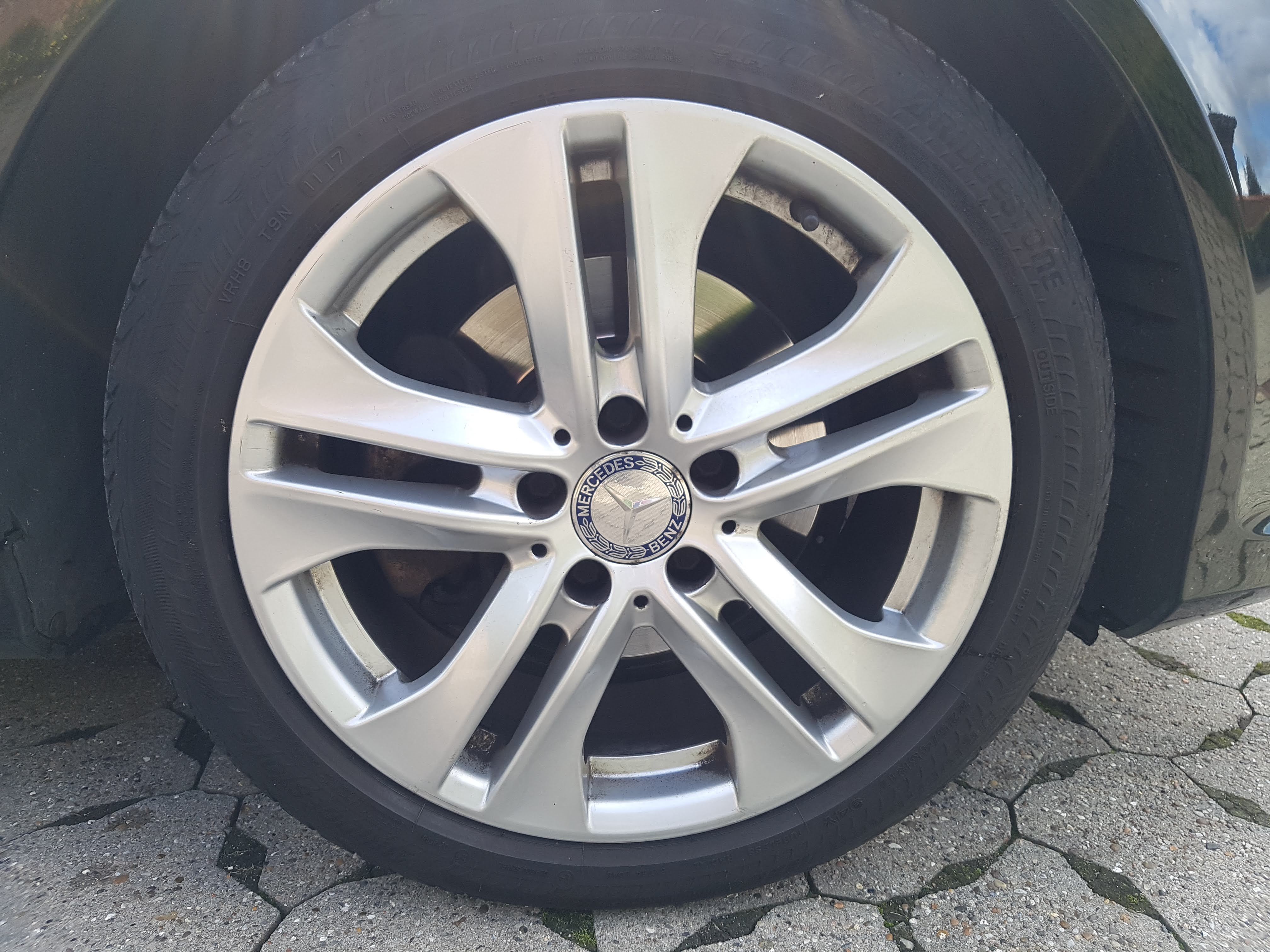 Sort Mercedes 220 fra 2013