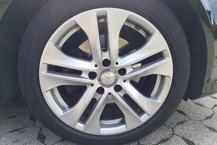 Sort Mercedes 220 fra 2013