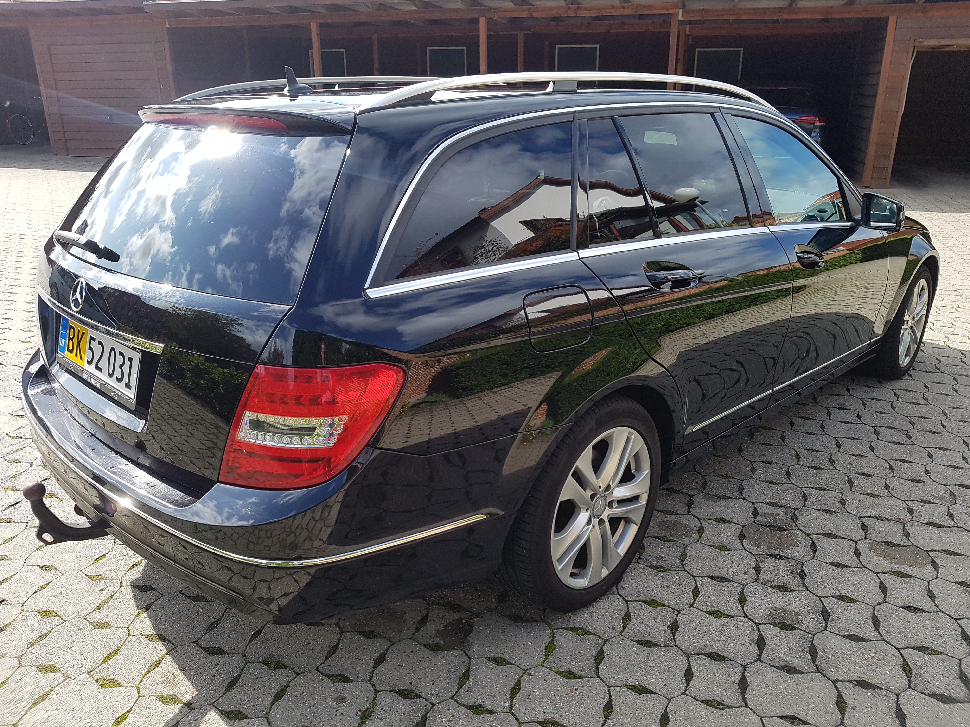Sort Mercedes 220 fra 2013