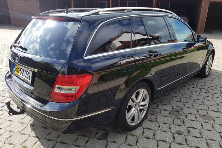 Sort Mercedes 220 fra 2013