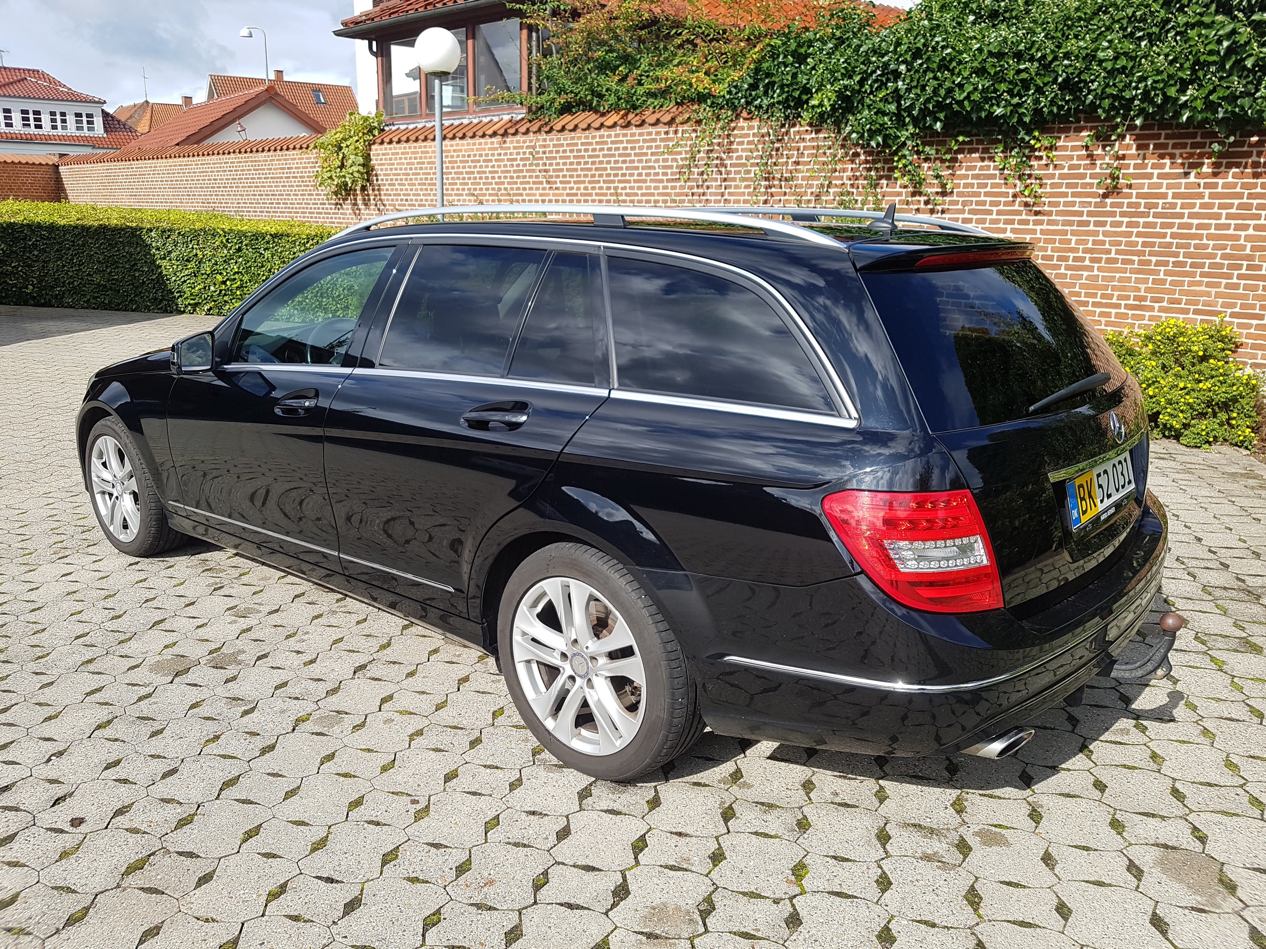 Sort Mercedes 220 fra 2013