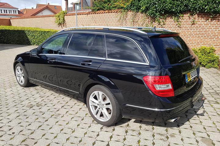 Sort Mercedes 220 fra 2013