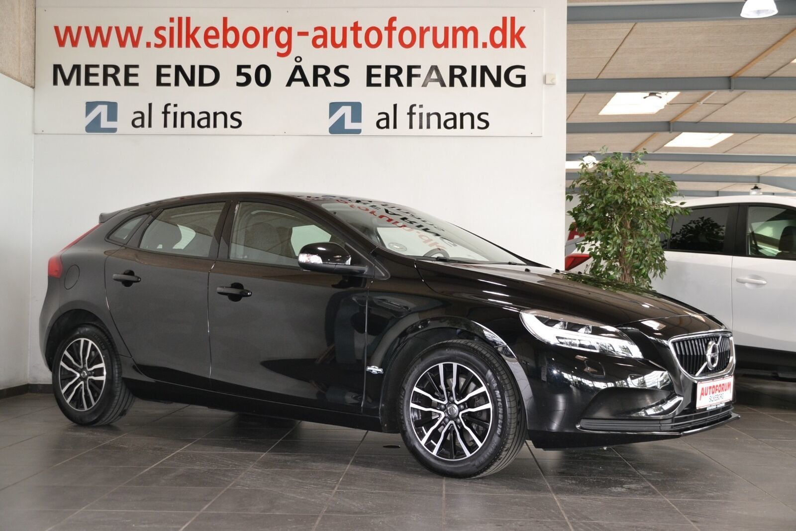Grå Volvo V40 fra 2019