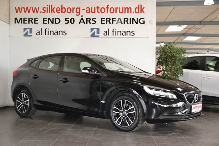Grå Volvo V40 fra 2019