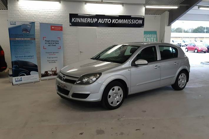 Grå Opel Astra fra 2005