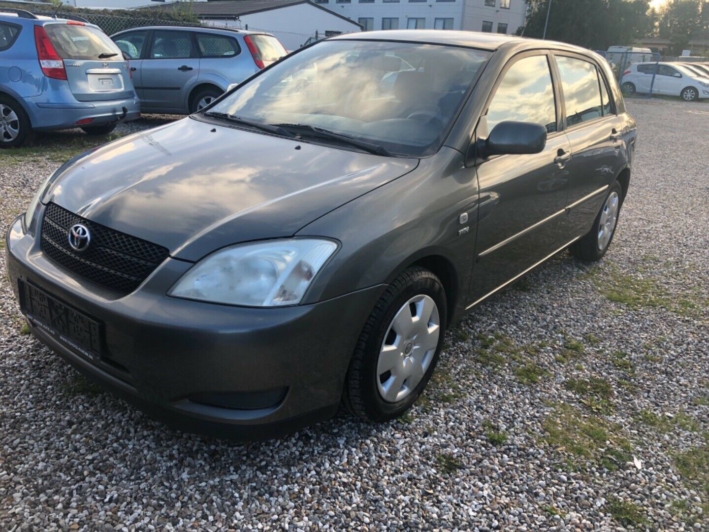 Grå Toyota Corolla fra 2002
