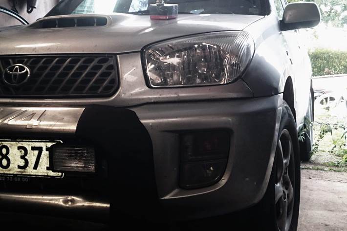 Grå Toyota RAV4 fra 2002