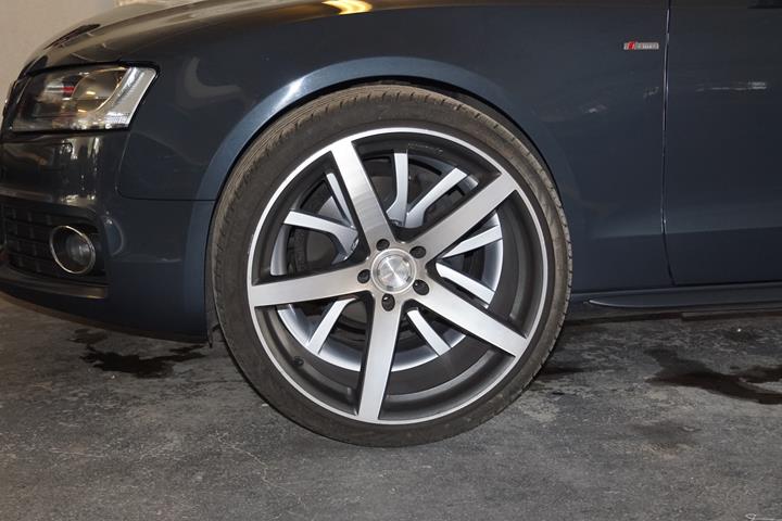 Grå Audi A5 fra 2008