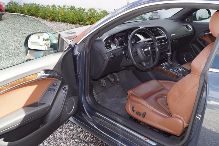 Grå Audi A5 fra 2008