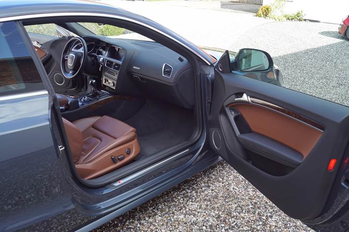 Grå Audi A5 fra 2008