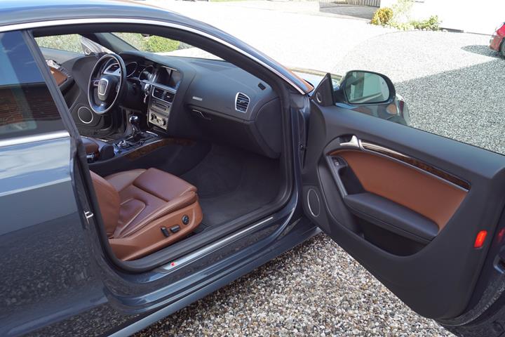 Grå Audi A5 fra 2008