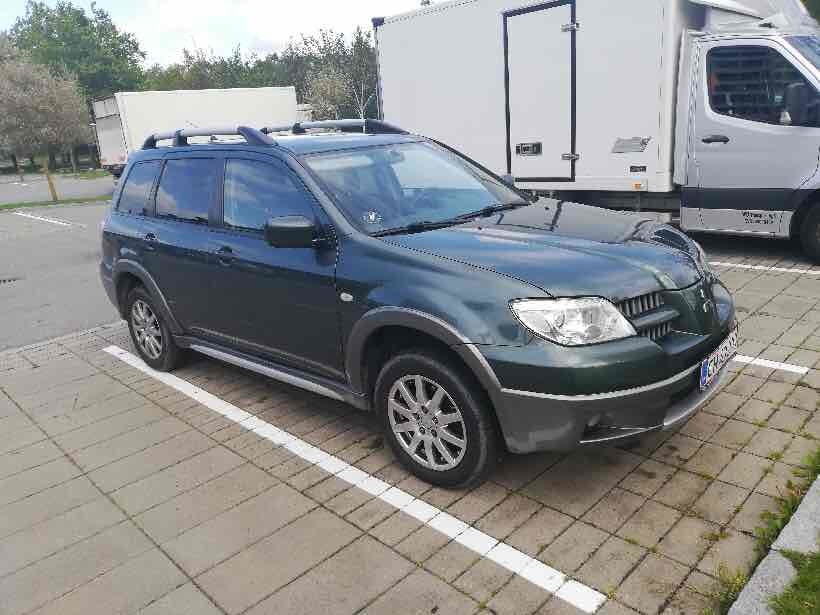 Grøn Mitsubishi Outlander fra 2006