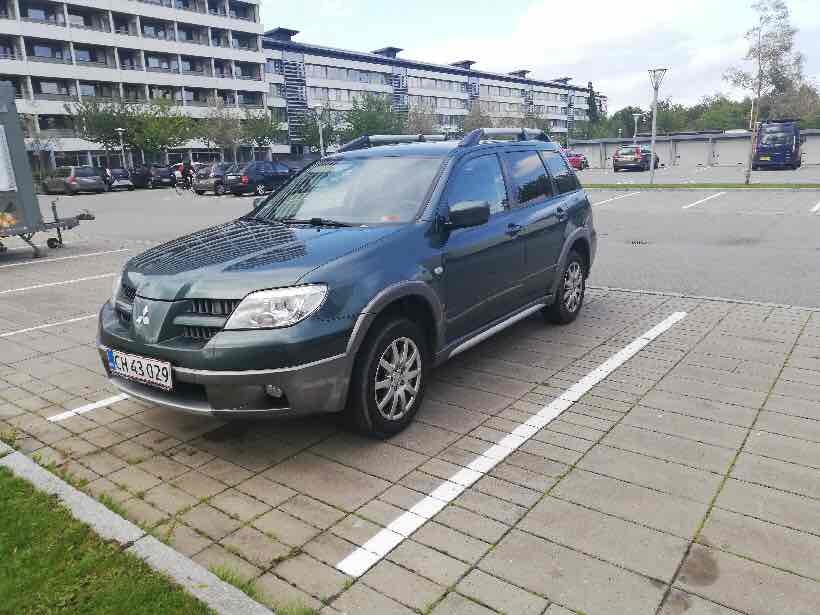 Grøn Mitsubishi Outlander fra 2006