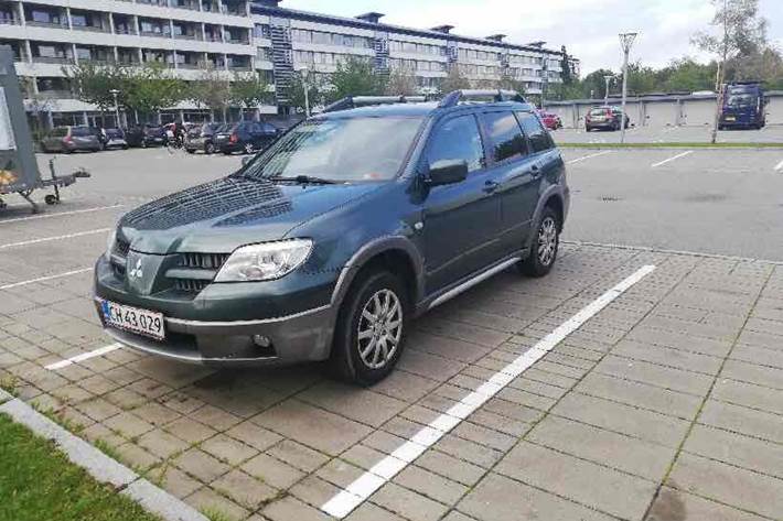 Grøn Mitsubishi Outlander fra 2006