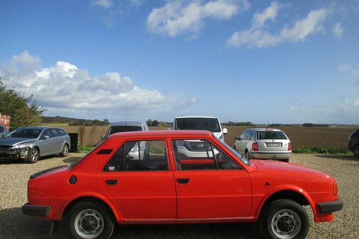 Rød Skoda 105 fra 1986