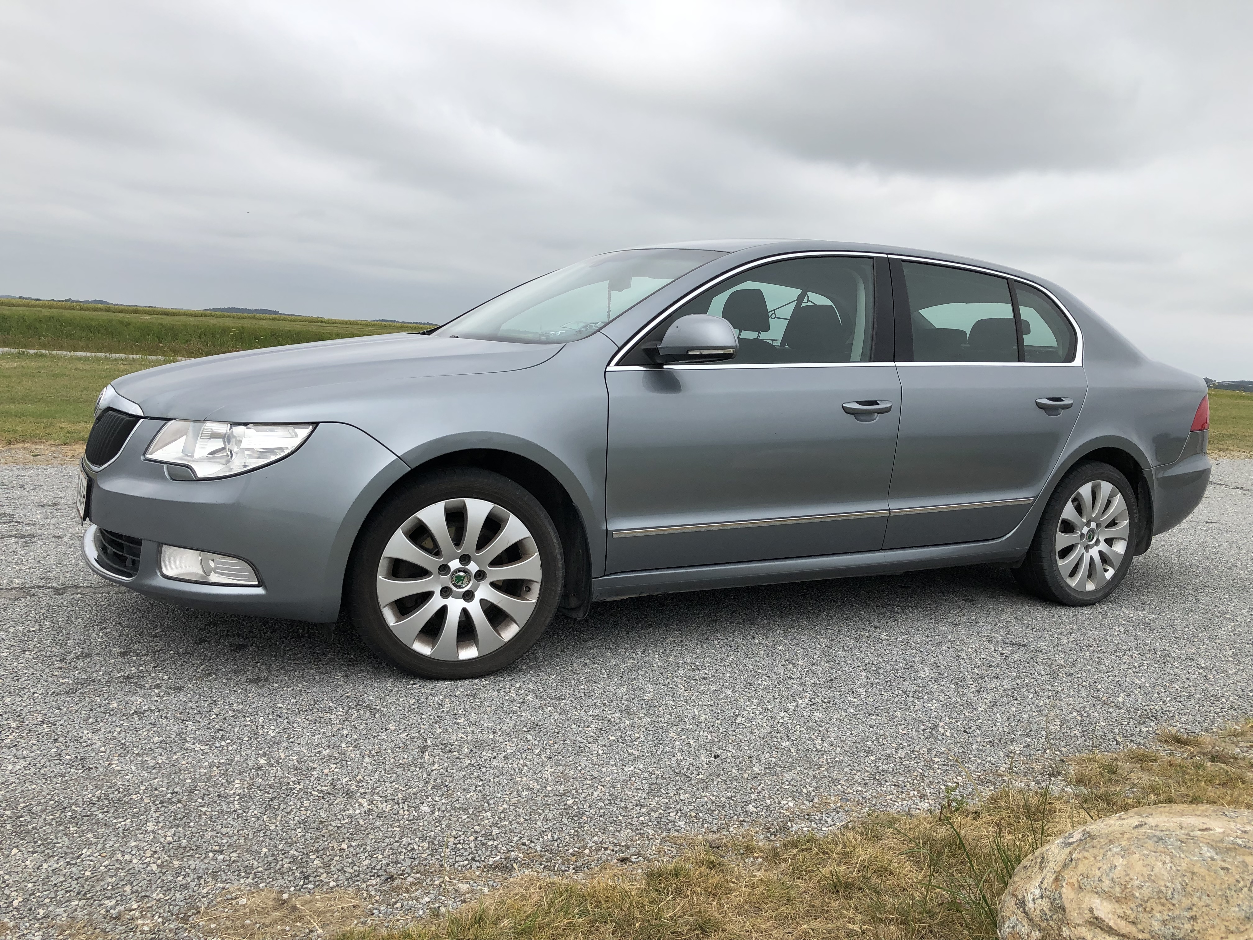 Grå Skoda Superb fra 2009