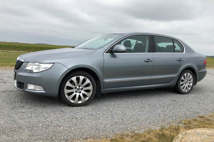 Grå Skoda Superb fra 2009