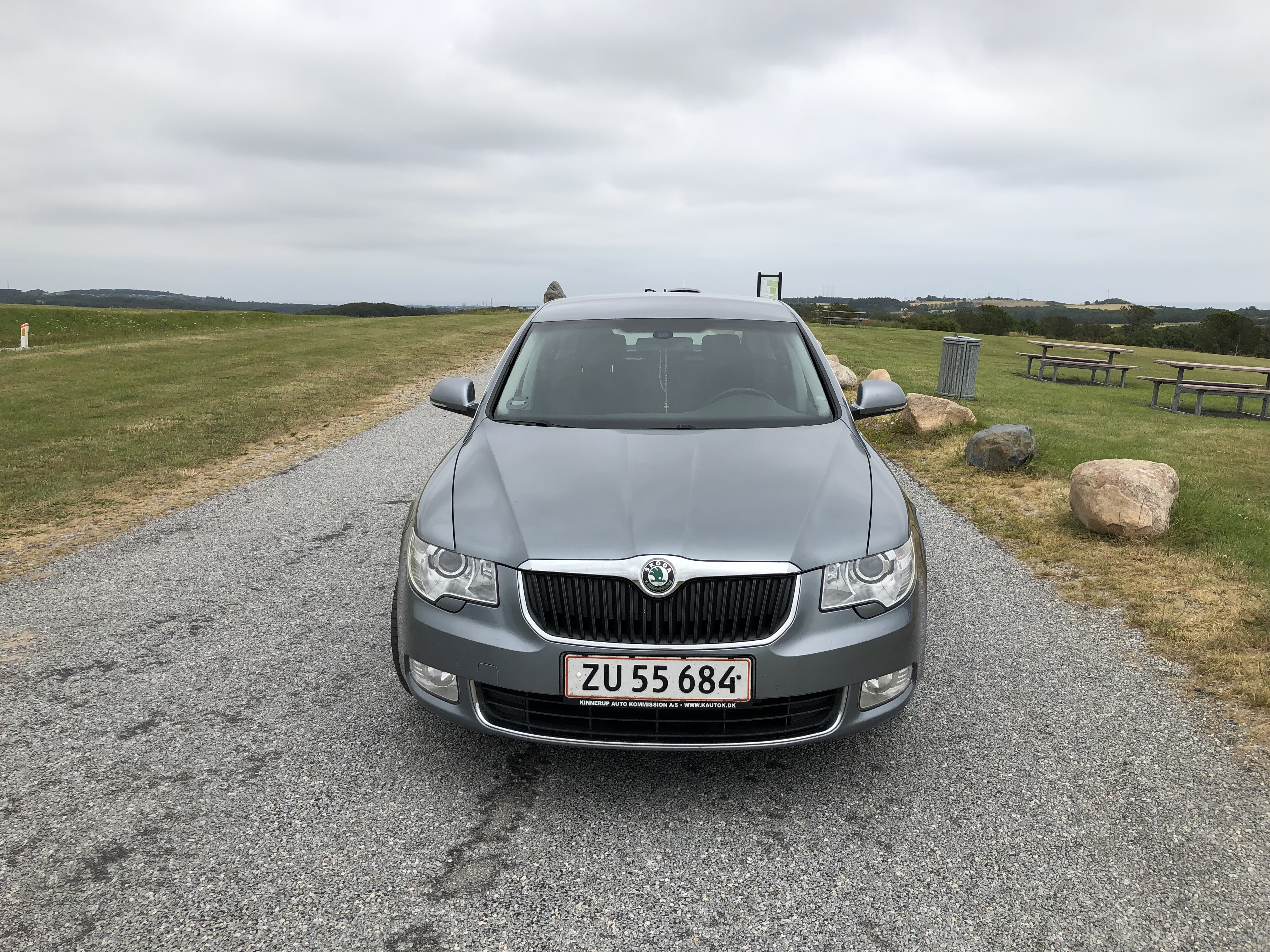 Grå Skoda Superb fra 2009