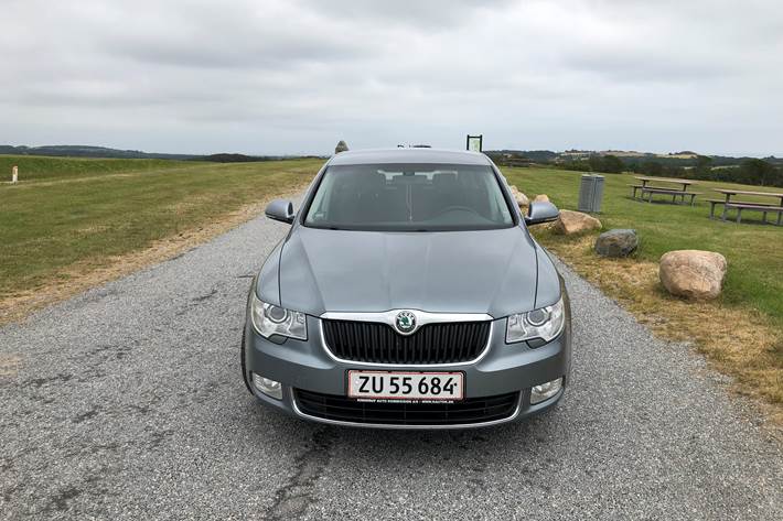 Grå Skoda Superb fra 2009