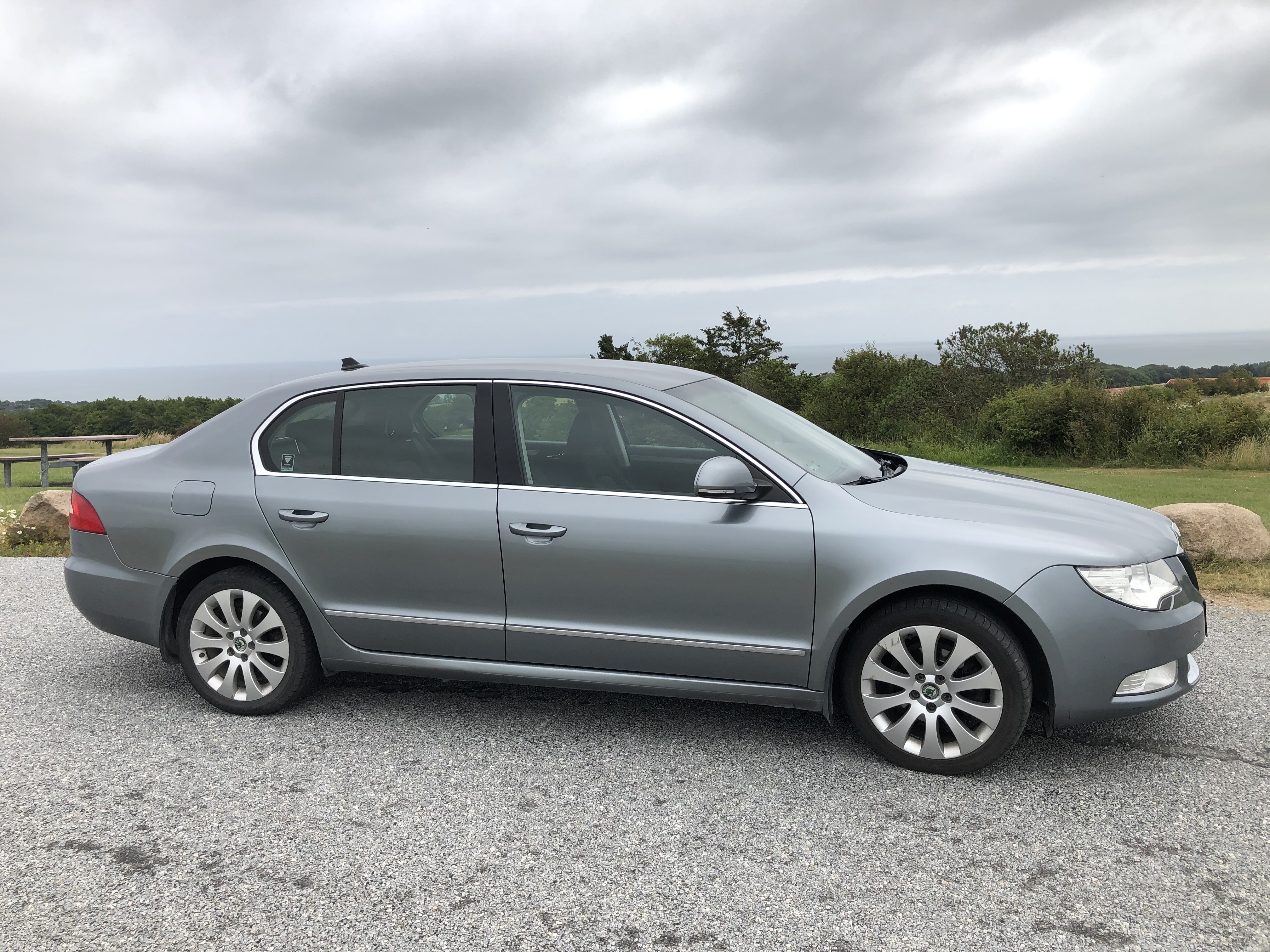 Grå Skoda Superb fra 2009