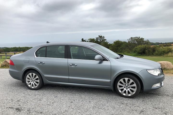 Grå Skoda Superb fra 2009