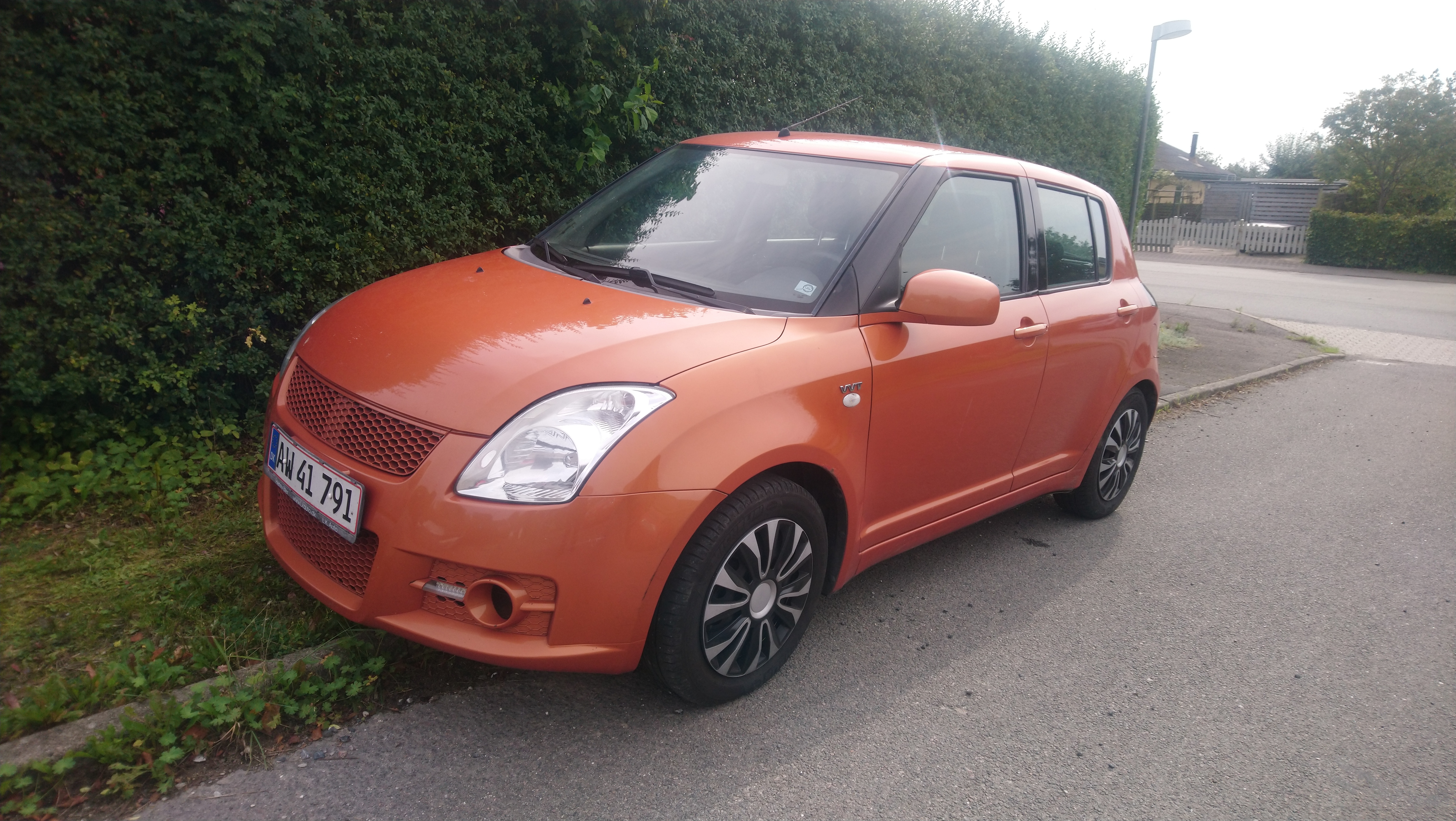 Orange Suzuki Swift fra 2005