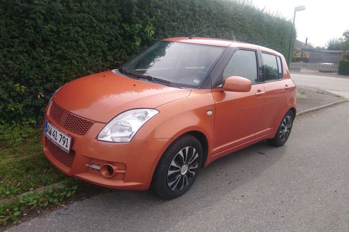 Orange Suzuki Swift fra 2005