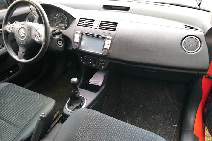 Orange Suzuki Swift fra 2005