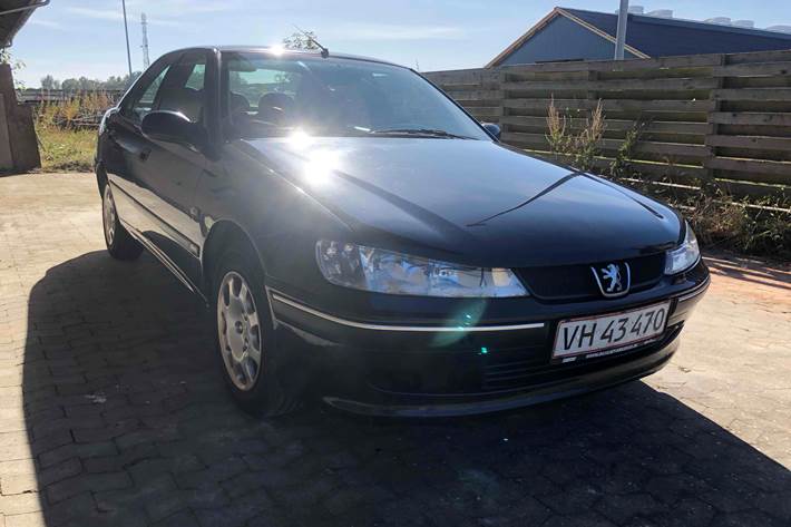 Sort Peugeot 406 fra 2000